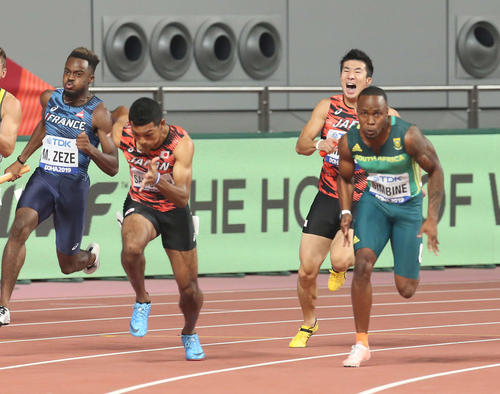 男子400メートルリレー予選2組、3走の桐生（右後方）は4走のサニブラウン（左手前）に声を掛ける（撮影・河野匠）
