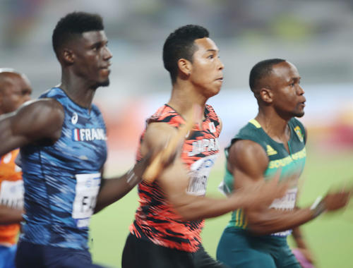 男子400メートルリレー予選2組、力走するアンカーのサニブラウン（中央）（撮影・河野匠）