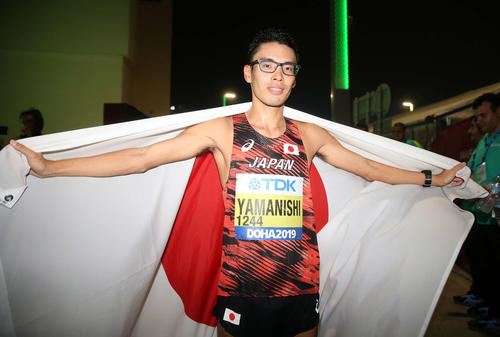 男子20キロ競歩決勝、優勝し日の丸を手にする山西（撮影・河野匠）