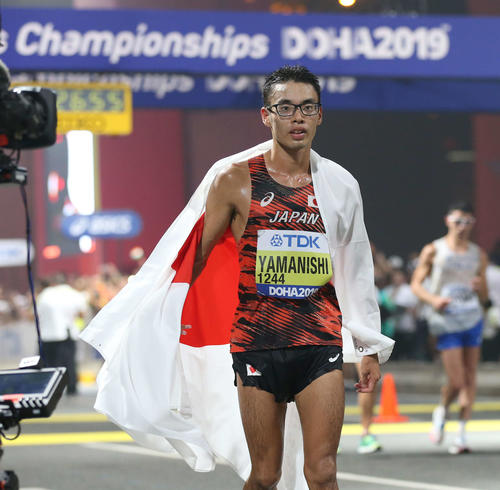 男子20キロ競歩決勝、優勝した山西は日の丸を手にする（撮影・河野匠）
