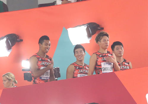 男子400メートルリレー予選2組、走り終えて笑顔でインタビューゾーンを抜ける日本チーム。左からサニブラウン、桐生、白石、小池祐貴（撮影・河野匠）