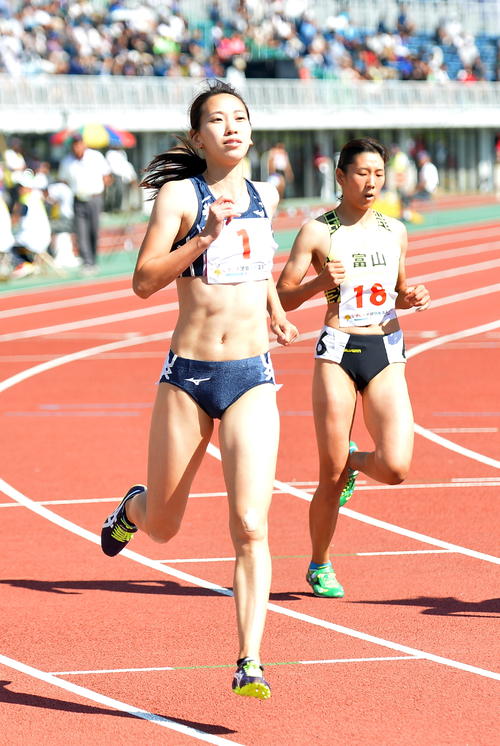 成年女子100メートル予選　予選敗退した福島千里（左）（撮影・鎌田直秀）