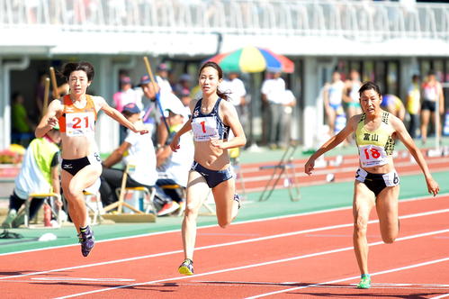 成年女子100メートル予選　準決勝進出を逃した福島千里（中央）（撮影・鎌田直秀）