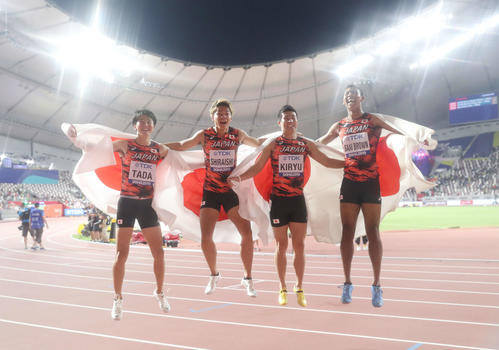 男子400メートルリレー決勝、37秒43のアジア新記録で銅メダルを獲得した日本チームはジャンプして喜ぶ。左から1走の多田、2走の白石、3走の桐生、4走のサニブラウン（撮影・河野匠）