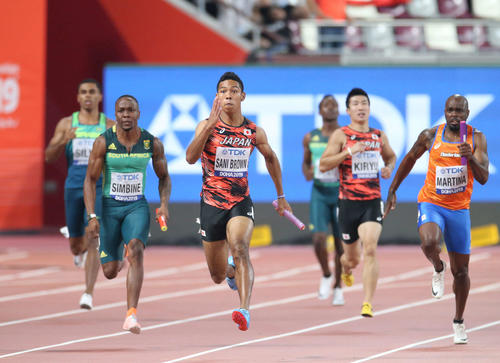 男子400メートルリレー決勝、桐生からバトンを受けて力走する4走のサニブラウン（撮影・河野匠）