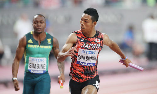 男子400メートルリレー決勝、37秒43のアジア新記録でゴールする4走のサニブラウン（撮影・河野匠）
