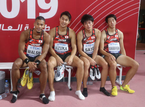 男子1600メートルリレー予選1組、走り終えた日本チームはぐったりとベンチに座る。左からウォルシュ、飯塚、佐藤、若林（撮影・河野匠）