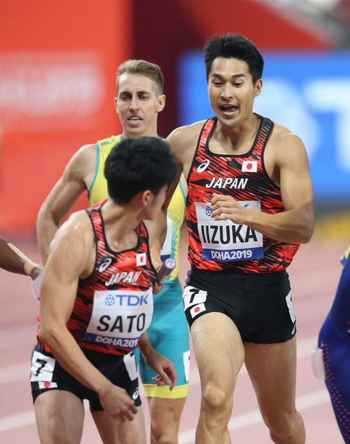 男子1600メートルリレー予選1組、3走の佐藤（左手前）にバトンをつなぐ2走の飯塚（撮影・河野匠）