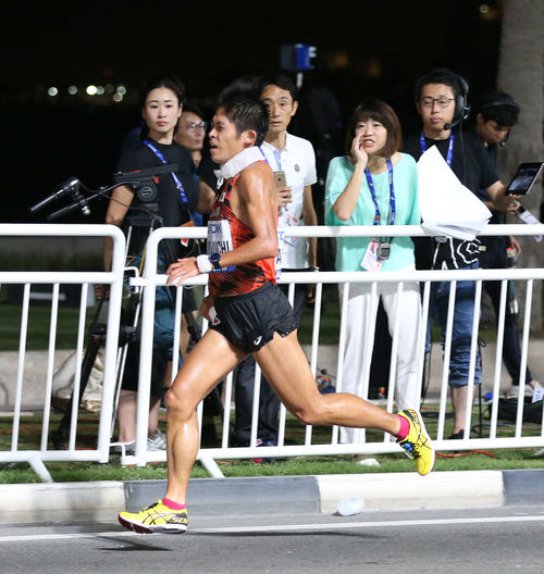 男子マラソン、高橋尚子さんの声援を受けて力走する川内（撮影・河野匠）