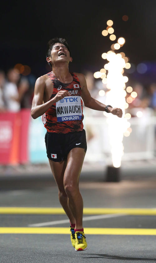 男子マラソン、2時間17分59秒の29位でゴールする川内（撮影・河野匠）