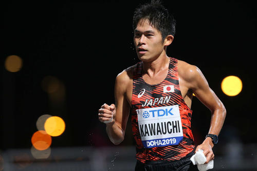 男子マラソン、深夜のレースで懸命に前を追う川内（撮影・河野匠）