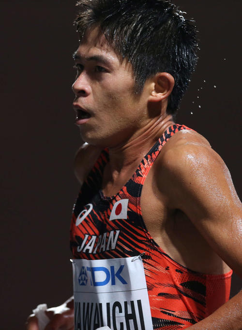 男子マラソン、深夜のレースで懸命に前を追う川内（撮影・河野匠）