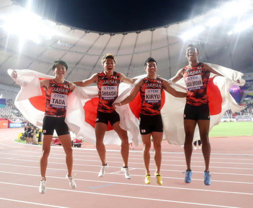 男子400メートルリレー決勝、37秒43のアジア新記録で銅メダルを獲得した日本チームはジャンプして喜ぶ。左から1走の多田、2走の白石、3走の桐生、4走のサニブラウン（撮影・河野匠）