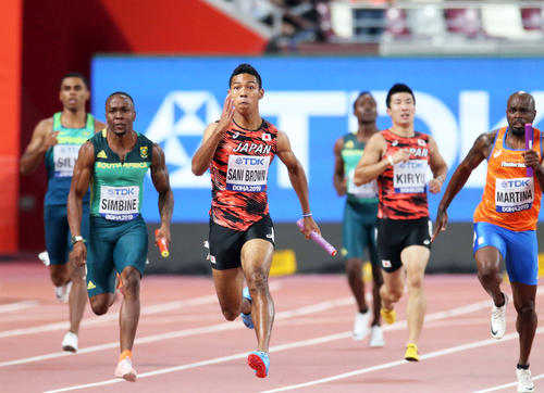男子400メートルリレー決勝、桐生からバトンを受けて力走する4走のサニブラウン（撮影・河野匠）