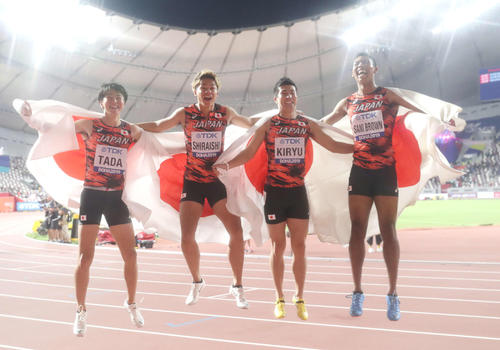 男子400メートルリレー決勝、37秒43のアジア新記録で銅メダルを獲得した日本。左から多田、白石、桐生、サニブラウン（2019年10月5日撮影）