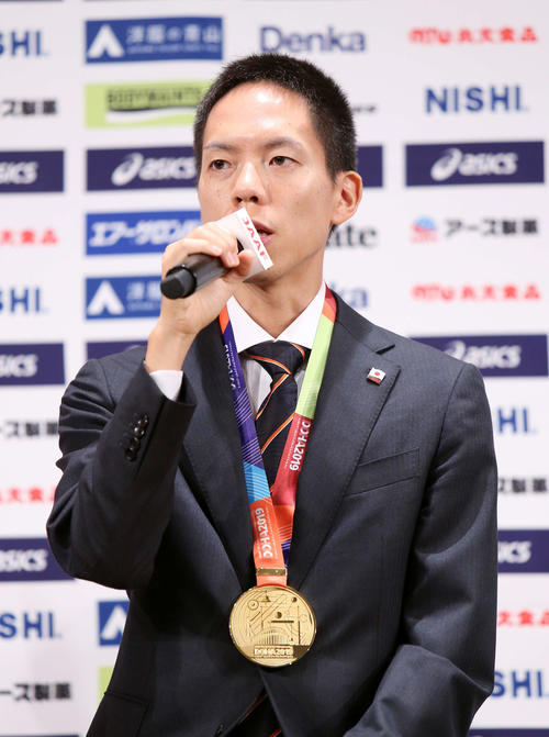 報道陣の質問に答える鈴木（撮影・鈴木正人）