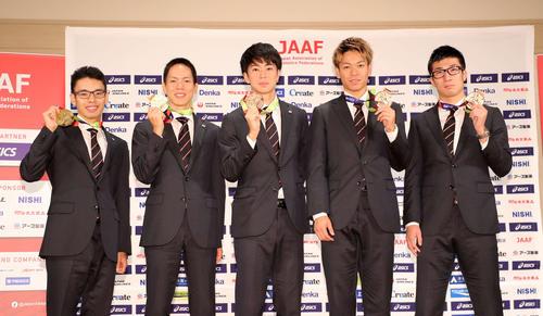 メダルを手に写真に納まる左から山西、鈴木、多田、白石、桐生（撮影・鈴木正人）