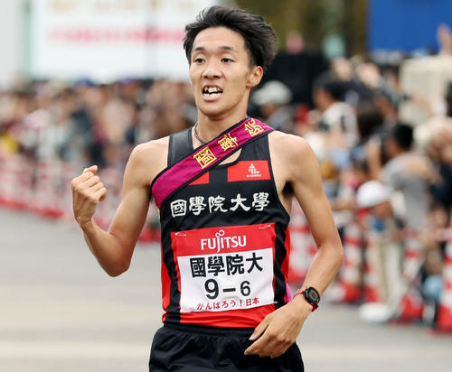 1位でゴールし、ガッツポーズする国学院大アンカーの土方（撮影・前田充）