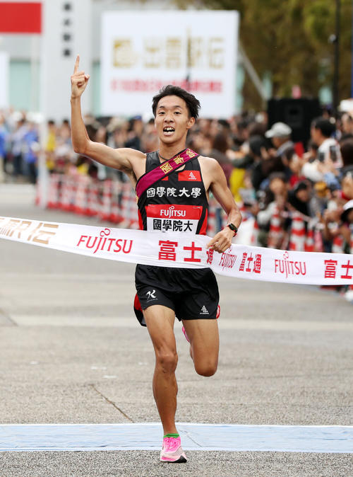 人さし指を突き上げ1位でゴールする国学院大アンカーの土方（撮影・前田充）
