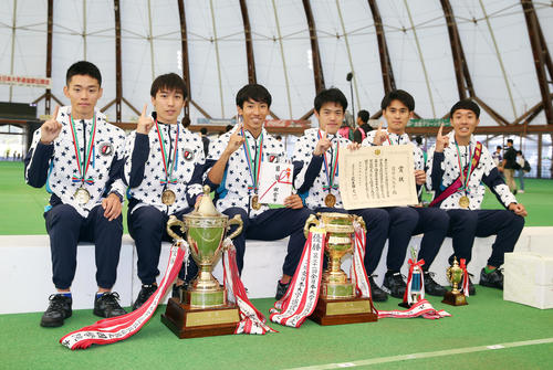 初優勝を果たし笑顔でポーズを決める国学院大の選手たち。左から1区藤木、2区中西、3区浦野、4区青木、5区茂原、6区土方（撮影・前田充）