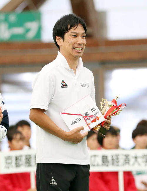 初優勝を果たし、表彰式で笑顔を見せる国学院大の前田監督（撮影・前田充）