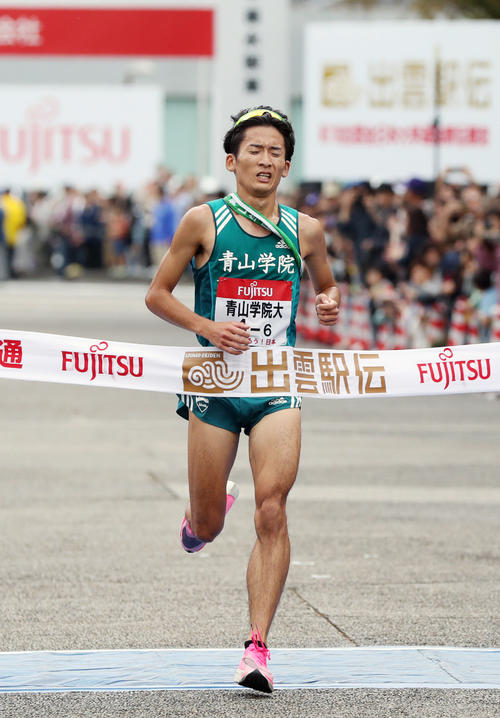 5位でゴールする青学大アンカーの中村（撮影・前田充）