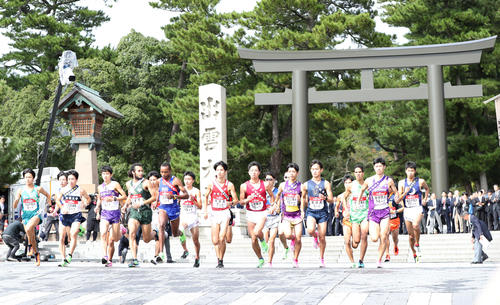 出雲大社をスタートする選手ら（撮影・前田充）