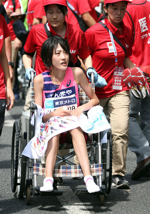 MGC女子のゴール後、車いすで引き揚げる1位の前田穂南（2019年9月15日）