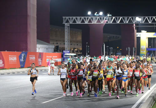 深夜に開催となった女子マラソンで一斉にスタートした選手たち（2019年9月28日撮影）