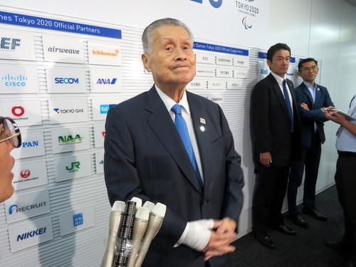 五輪マラソンの札幌開催について取材に応じる組織委の森会長（撮影・三須一紀）