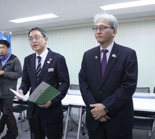 実務者会議を終えて報道陣に説明する札幌市・中田スポーツ局長（左）と北海道・築地原環境生活部長（撮影・西塚祐司）