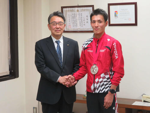 十日町の関口市長（左）と握手をする服部（撮影・上田悠太）
