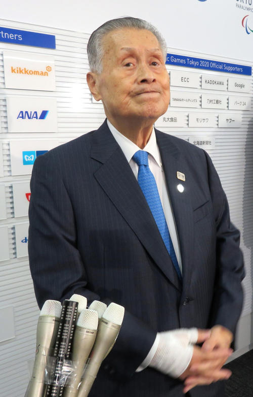 五輪マラソンの札幌開催について取材に応じる組織委の森会長（撮影・三須一紀）