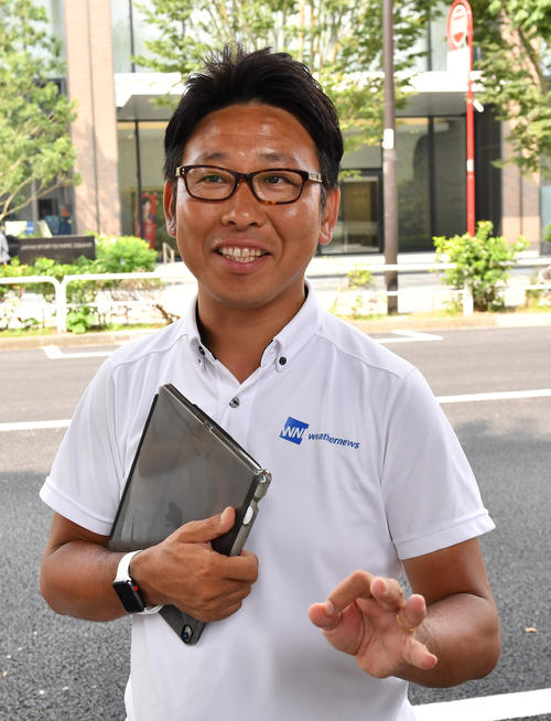 19年8月、国立競技場でマラソンコースの気温について話すウェザーニューズのスポーツ気象チーム浅田チームリーダー（撮影・柴田隆二）