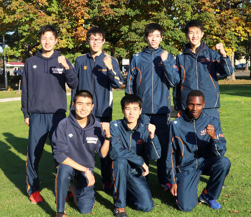 2年ぶり10度目の優勝決めた札幌山の手の選手たち。前列左から多田、森田、パトリック、後列左から島田、永島、谷川、野田（撮影・浅水友輝）