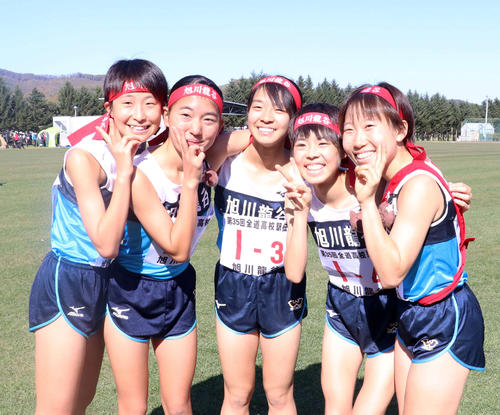 4連覇を決め喜ぶ旭川龍谷の選手たち。左から金子、柴田、中村、高橋、菊地（撮影・浅水友輝）