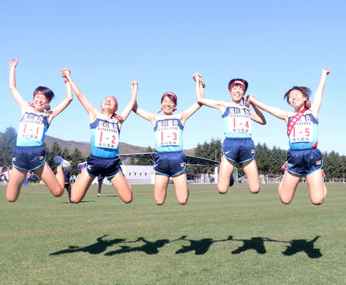 4連覇を決め喜ぶ旭川龍谷の選手たち。左から金子、柴田、中村、高橋、菊地（撮影・浅水友輝）