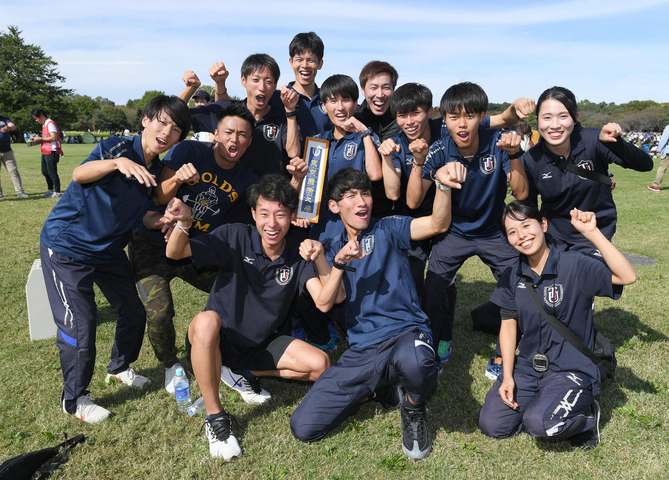 予選会1位で本戦出場を決め、喜ぶ内山涼太主将（前列中央）ら東京国際大の選手たち（撮影・加藤諒）