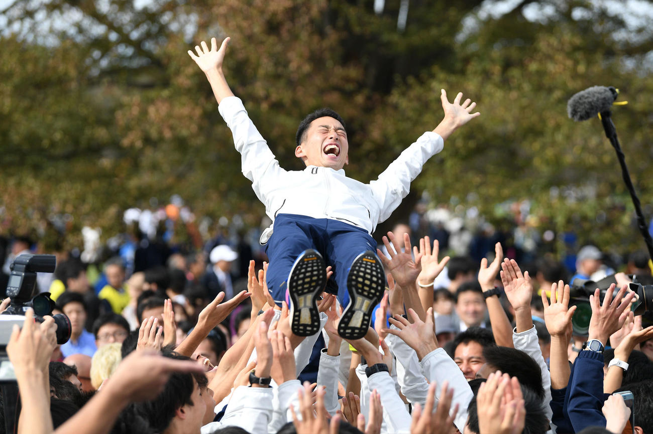 予選会6位で本戦出場を決め、胴上げをして喜ぶ筑波大の選手たち（撮影・加藤諒）