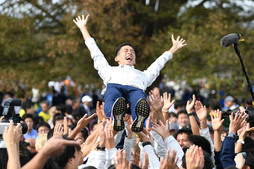 予選会6位で本戦出場を決め、胴上げをして喜ぶ筑波大の選手たち（撮影・加藤諒）