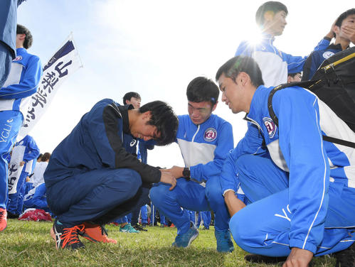 本戦出場を逃し、肩を落とす山梨学院大の選手たち（撮影・加藤諒）