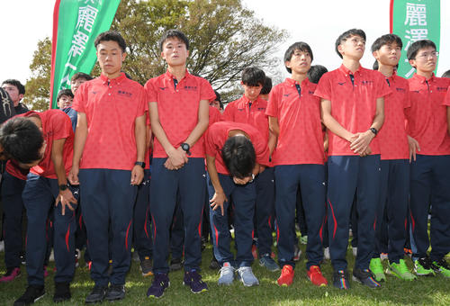 予選会11位で本戦出場を逃し、肩を落とす麗沢大の選手たち（撮影・加藤諒）