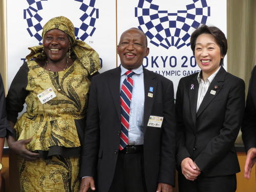 橋本聖子五輪相（右）を訪問した元マラソン選手で、タンザニアスポーツ委員会理事のジュマ・イカンガー氏（中央）。左はイカンガー氏の妻、カトリーナ・ニャムコ氏（撮影・近藤由美子）