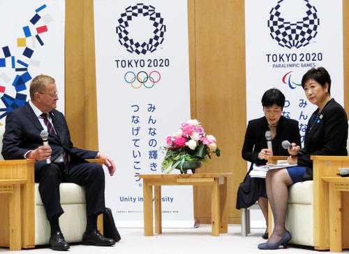 IOC調整委員会のジョン・コーツ委員長（左）の訪問を受けた東京都の小池百合子知事（右）（撮影・近藤由美子）