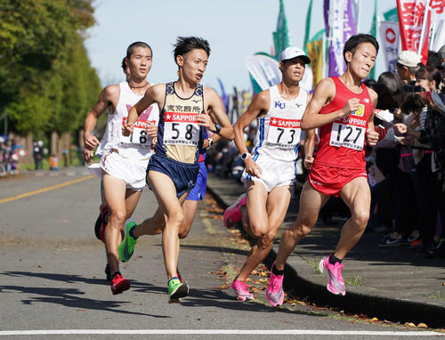 力走する東京国際大の伊藤（右から3人目）（撮影・加藤諒）