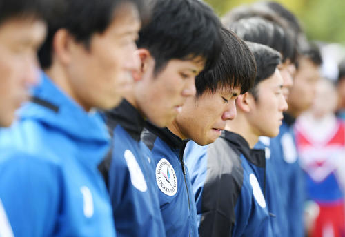 本戦出場を逃し、肩を落とす山梨学院大の選手たち（撮影・加藤諒）