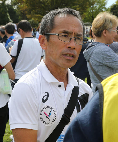 総合17位で予選敗退となった33年連続出場中の山梨学院大・上田陸上部監督は険しい表情で取材に応じる（撮影・河野匠）