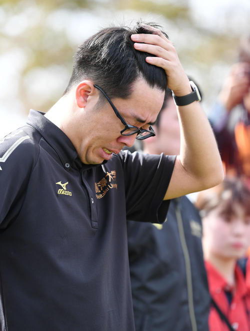 予選会11位で本戦出場を逃し、肩を落とす麗沢大の山川監督（撮影・加藤諒）