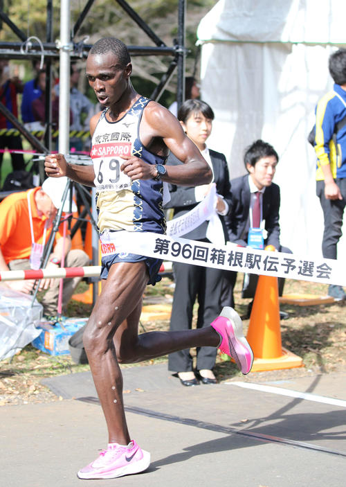 3位でゴールする東京国際大ヴィンセント（撮影・河野匠）