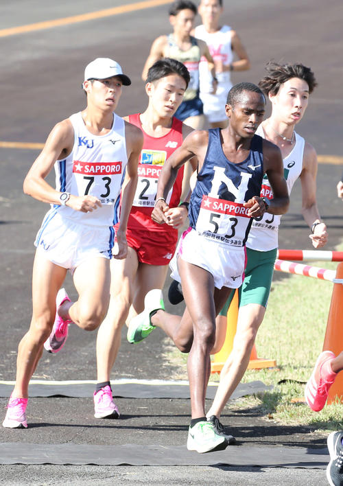 先頭集団で走る日大のドゥング（右手前）（撮影・河野匠）